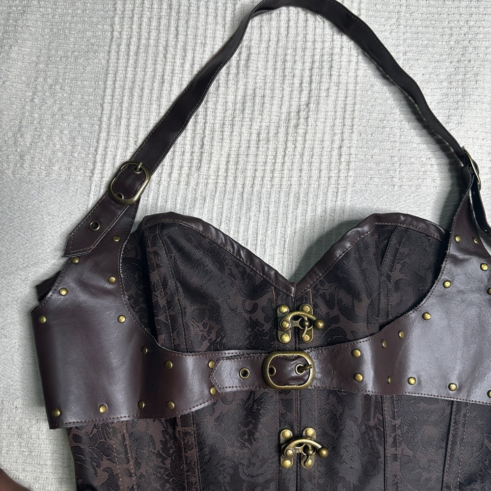 Vintage Corset with Buckle Details - Picture 5 of 10